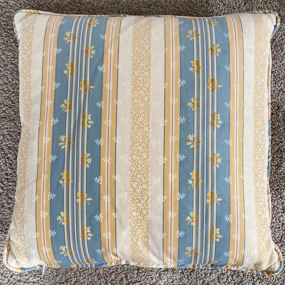 Pierre Deux maintenon blue fabric custom made pillow - Picture 4 of 5